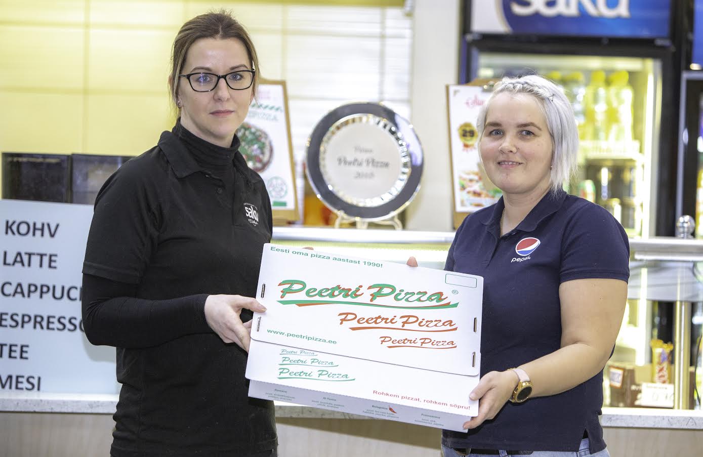 Peetri Pizza lõbusad töötajad Eveli ja Kersti (paremal) just valminud Pepperone pitsaga. Foto: AIGAR NAGEL