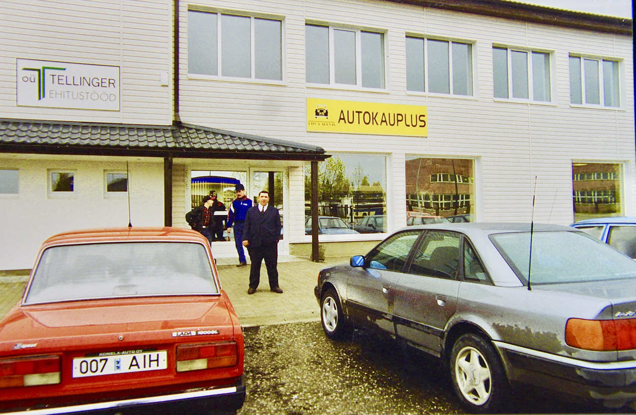 17. oktoobril 1997. aastal ootas Ago Liiv autosalongi trepil rohkete külaliste kogunemist. Pildil esiplaanil paremal seisab Ago Liivi Audi A6, mida ta peab tänaseni parimaks autoks.