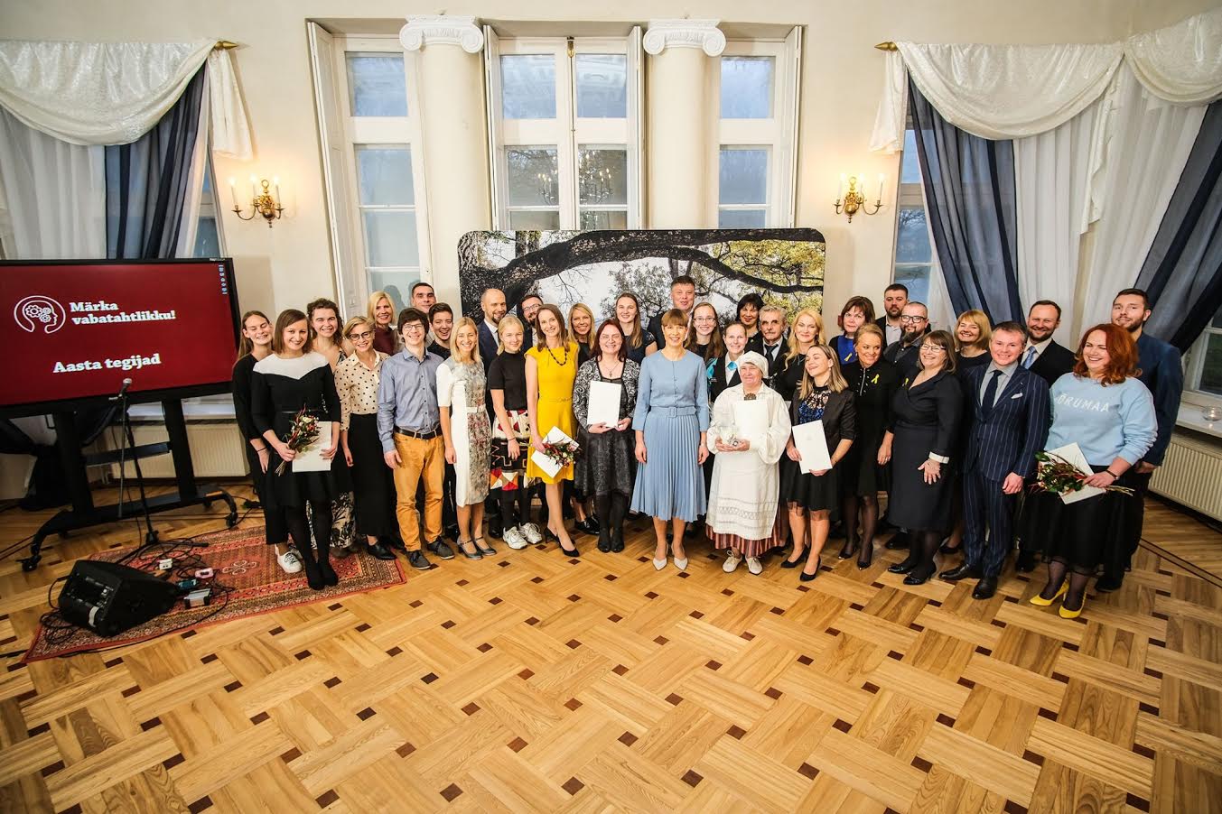 Aasta vabatahtlikud ja kodanikuühiskonna aasta tegijad ning ürituse patroon president Kersti Kaljulaid Saku mõisas toimunud tunnustusüritusel. Foto: MATTIAS TAMMET