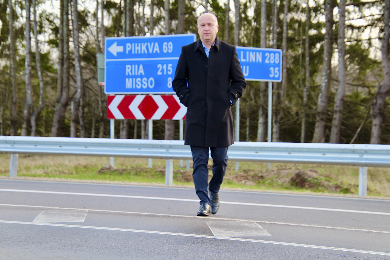 Võrulane Tarmo Piirmann (51) on Eestimaal ainuke talituse juht, kes saab seista riigi tähtsaima maantee ristmikul, kus naabrid on lähedal ja pealinn kaugemal kui kellelgi teisel. Foto: KALEV ANNOM