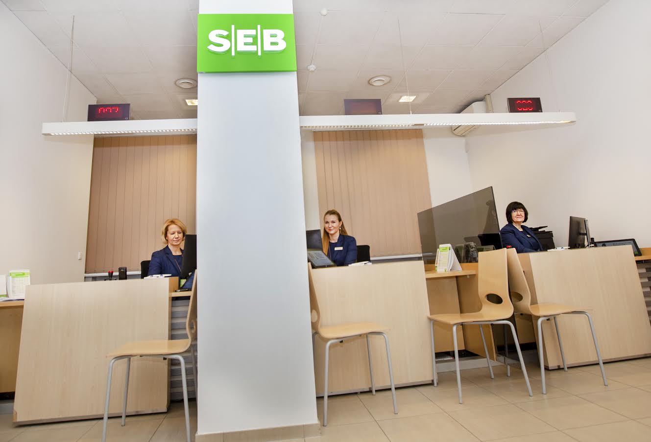 SEB Võru kontori pangatöötajad Jana Korotenko, Eveli Haidak ja Ester Raudmäe nõustavad võrulasi finantsküsimustes ning pakuvad tarku lahendusi. FOTO: Aigar Nagel