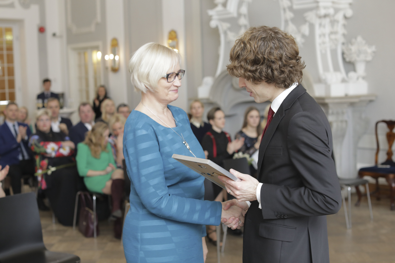 Sotsiaalministrilt käis tunnustust vastu võtmas Antsla gümnaasiumi direktor Katrin Martinfeld. Foto: RENE SUURKAEV