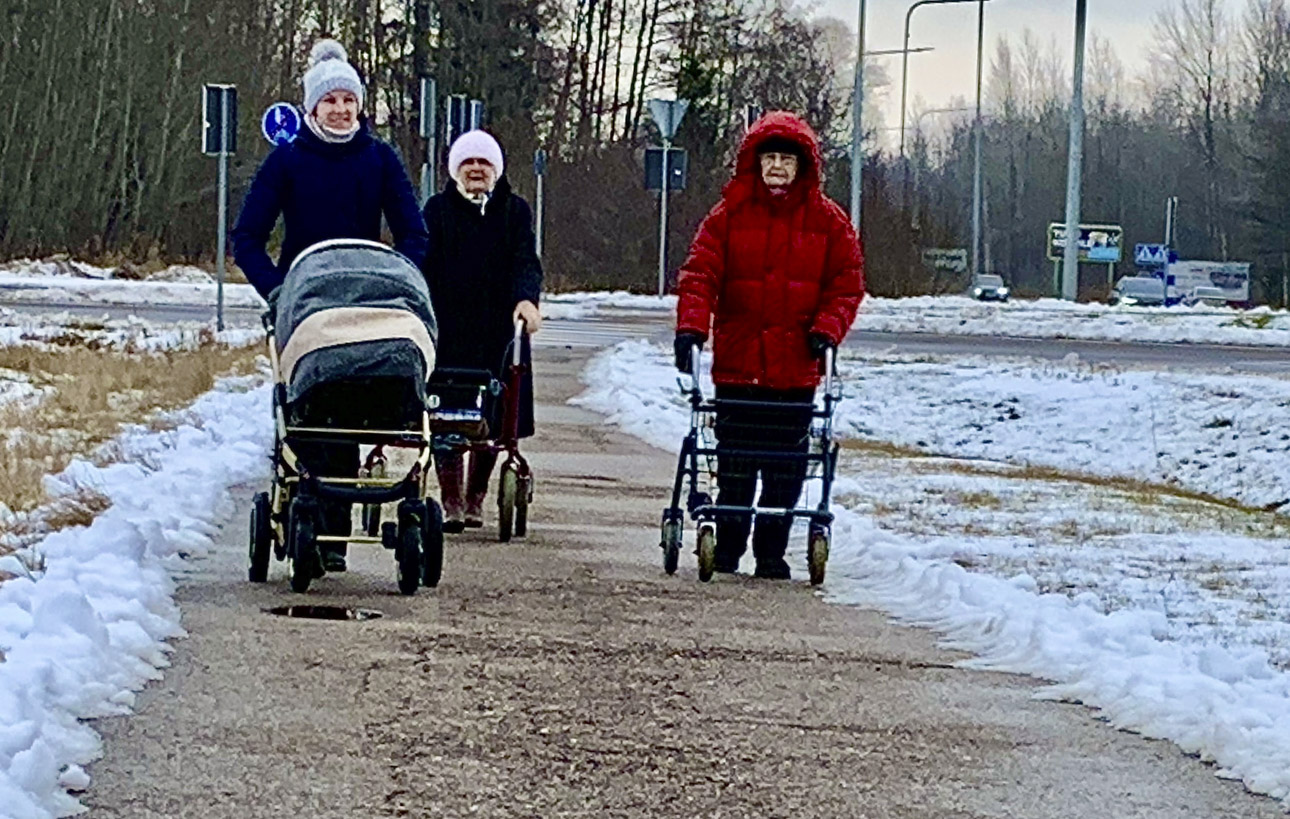 Kolm põlvkonda ühel pildil Võrus Tallinna maanteel Ringtee ristmiku lähistel. Pildil vasakult Anneli (34) ja vankris Heleri (11 kuud) ning Meeta (94) ja Hilda (94). Võrus sündinud Anneli on eluga Võrus rahul ja tema sõnul saavad kenasti hakkama ka pensionipõlve pidavad ema ja isa. Septembris 95aastaseks saav Meeta (pildil keskel tumedas) on sündinud Jõksi külas ja kinnitab, et talle tuuakse pension koju kätte. Meeta ütleb tervise kohta, et on üle saanud veest kopsus ja aastaid on südant toetamas patareid, abikaasa lahkus aga taevastele radadele 37 aastat tagasi. Põlvas sündinud Hilda seletab, et tema eest hoolitsevad lapsed ning 95aastaseks saab ta maikuus. Koos sõbranna Meetaga käivad nad jalutamas nii sageli kui vähegi võimalik ja tavaliselt kõnnivad nad Silikaadi tänavalt Tallinna maantee äärset kergliiklusteed mööda linna piirile Aiandi bussipeatusse, seal puhkavad ja siis tagasi. See teeb kokku umbes kaks ja pool kilomeetrit. Fotod: KALEV ANNOM
