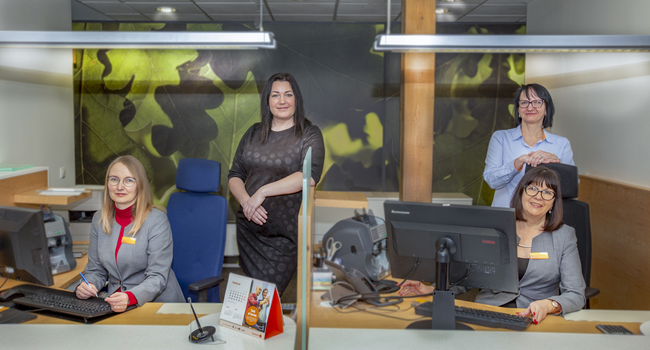 Swedbanki Võru kontori töötajad Ülle (vasakult), juhataja Katrin, Relika ja Heli teevad vastutustundlikku tööd, mille tulemusena tasuvad kliendid oma makseid korrektselt ja võlglaste osakaal on madal. Foto: AIGAR NAGEL