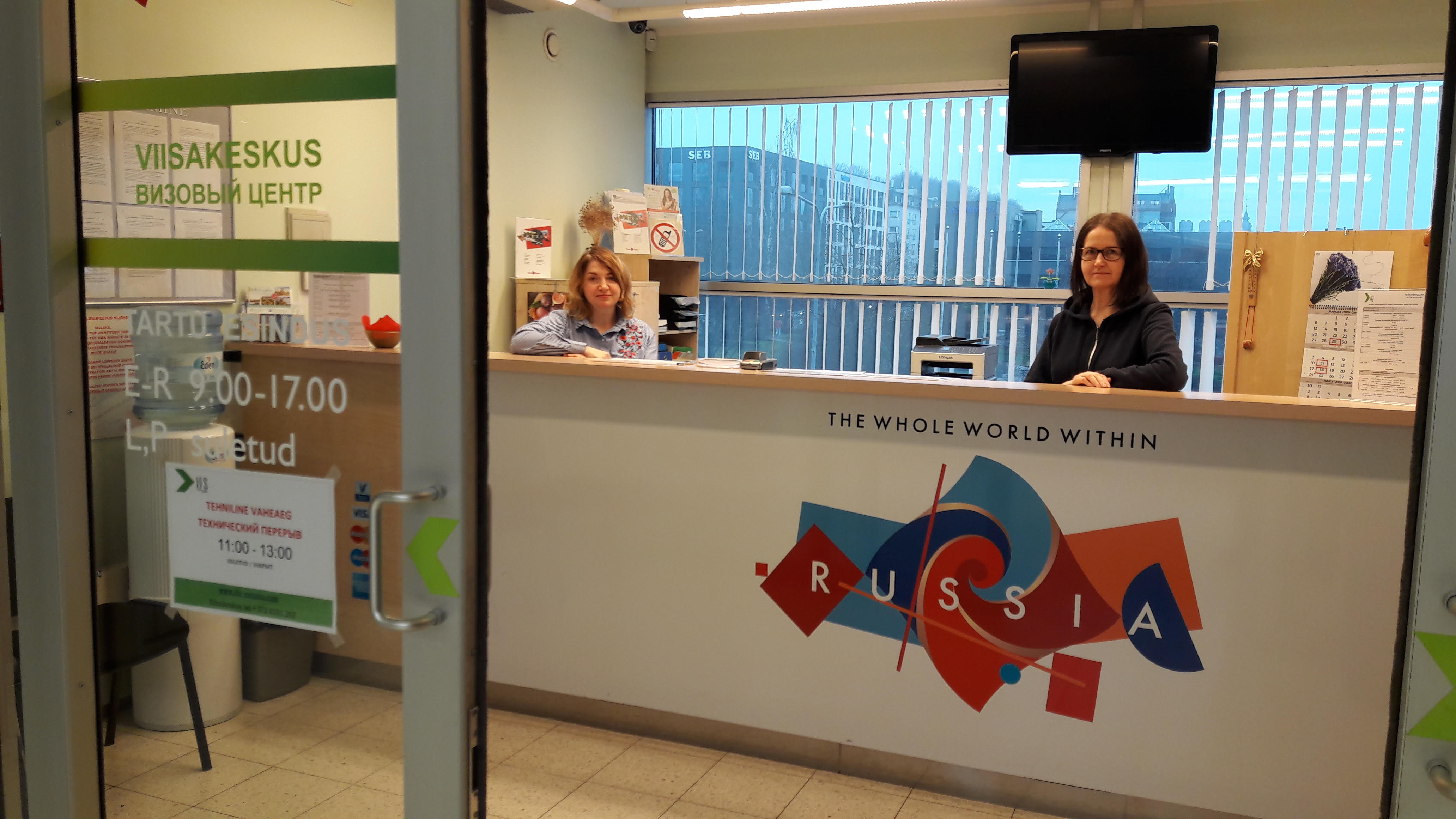 Viisakeskuse IFS Tartu büroo klienditeenindajad Julia Vlassova (vasakult) ja Ruta Rosenthal lubavad leida rahuldava lahenduse igale viisataotlejale. Foto: STEN SANG