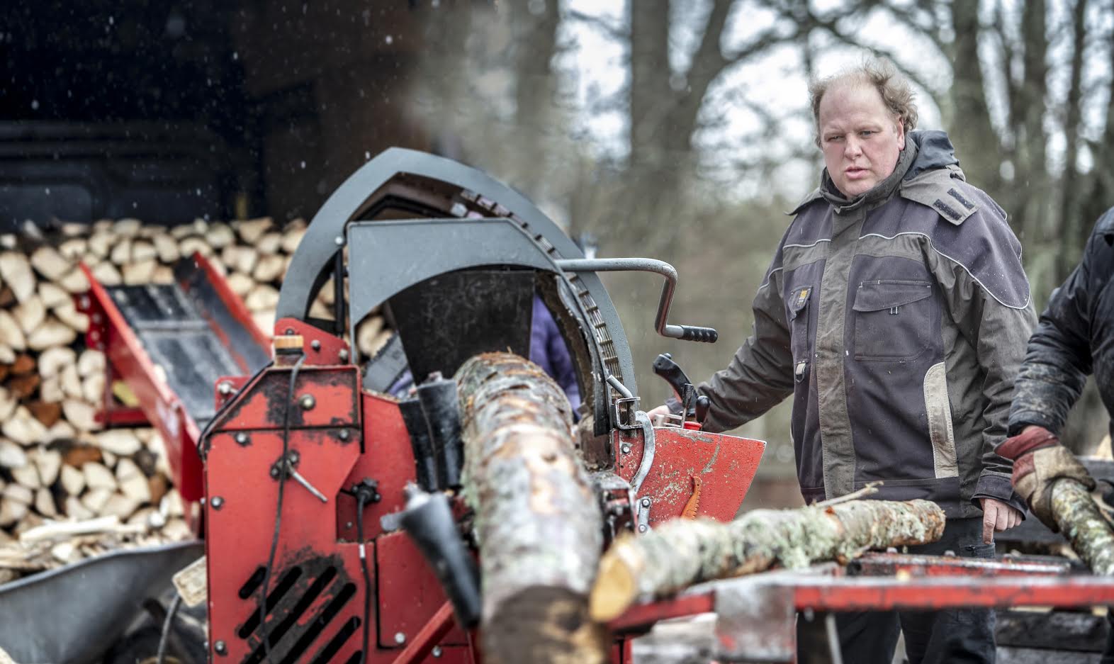 Kanepi külje all Lauri külas Koluvere talus toimetaval küttepuude müüjal Mait Heinal on käed-jalad tööd täis ja veojärjekorrad ulatuvad kolme nädalani. Foto: AIGAR NAGEL