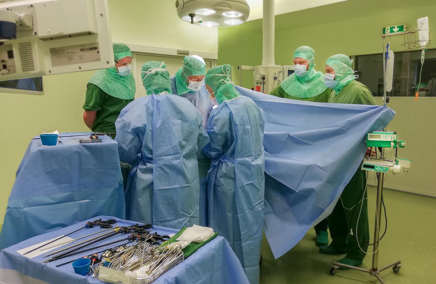 Hetk õppepäevast operatsioonitoas, kus näidislõikuste tegijaks oli Tartu ülikooli kliinikumi abdominaalkirurgia osakonna vanemarst-õppejõud dr Andres Tein (pildil keskel). Foto: KADRI NAGEL