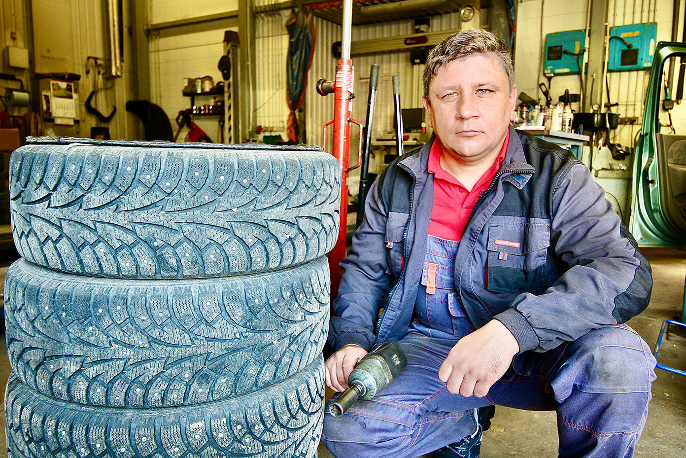 Pihkvalane Vadim Nikitin ei jää hätta ühegi tööga, sest on õppinud automehaanik. Foto: KALEV ANNOM