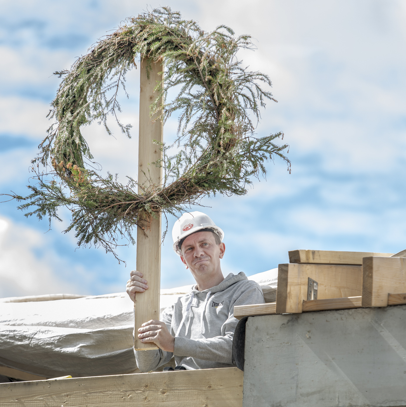 MTÜ Toetuskeskus Meiela tegevjuht Urmas Rööbing parasjagu katusel sarikapärga maha võtmas. Fotod: AIGAR NAGEL