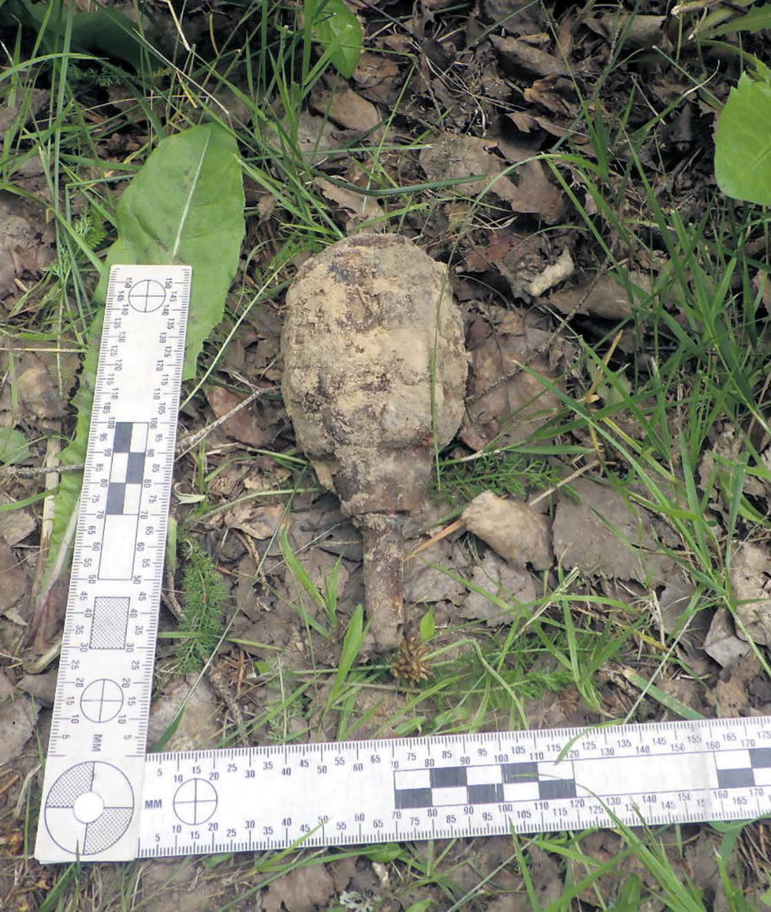 Leevi kalmistult leiti kolmapäeva hommikul lõhkemata granaat. Foto: POLITSEI- JA PIIRIVALVEAMET