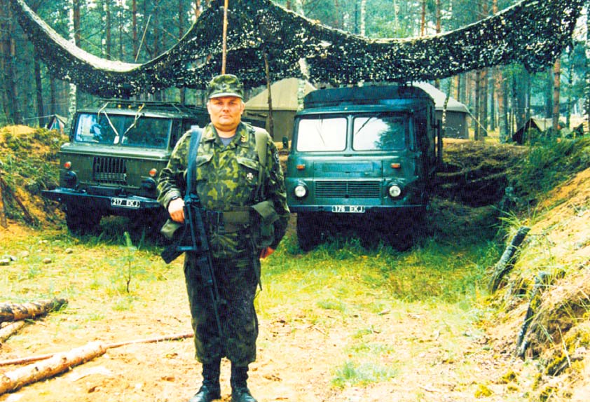 Fotol vanemveebel Arvo Hõrak Kuperjanovi üksikjalaväepataljoni sideülemana pataljoni esimeses metsalaagris juulisaugustis 1994. Pildistaja unustatud.