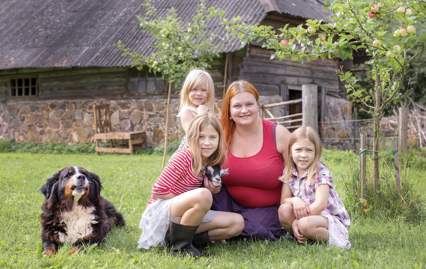 Katrin Volmani pere lapsed Friida (vasakult), Roosi ja Klaara said koduõppe ajal üheskoos palju aega veeta koer Fiona ja kits Mimiga. Foto: AIGAR NAGEL