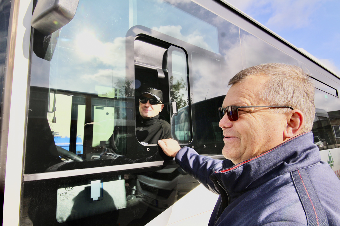 Ain Viitkin (vasakul) ja Arvet Tenis tunnevad uuest bussist ainult rõõmu. Fotod: KALEV ANNOM, ERAKOGU