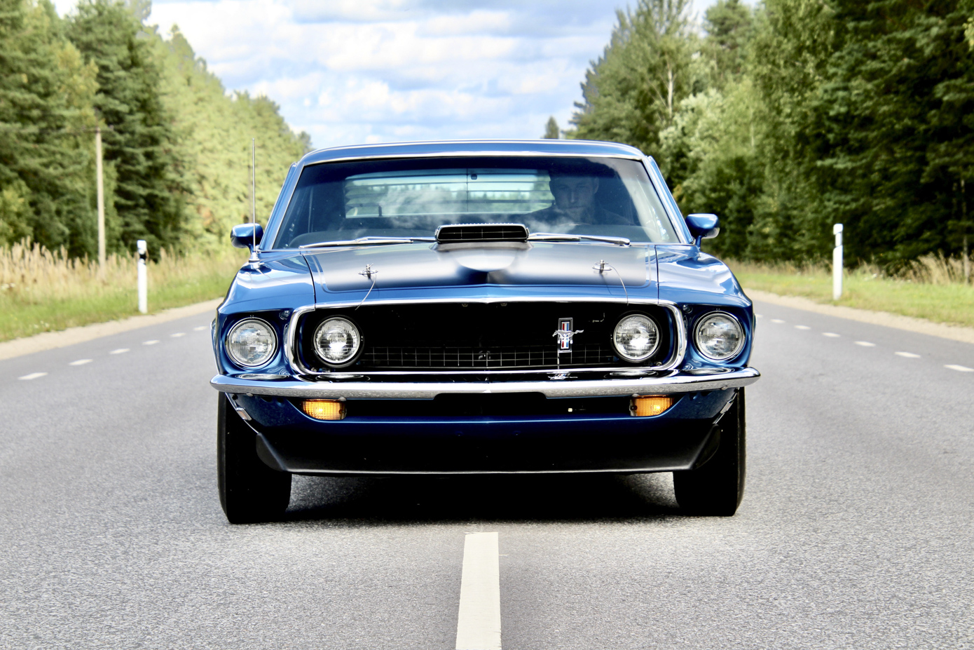 Sven Kuklane esitles Võrumaa Teatajale oma ligemale 100 000 eurot maksvat unistuste Mustangi (1969) Käätso sirgel. Auto on 97 protsenti originaalne ja musta numbri ootel. 6400 cm³ mootoriga (V-8 otto) auto võimsus on 400 hobujõudu ja arendab kiirust üle 200 km/h, tarbides kütust keskmiselt paarkümmend liitrit 100 kilomeetrile. Natuke järsem gaasipedaalile vajutus paneb rattad ringi käima.