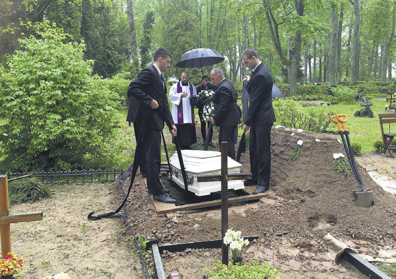 Läti matusefirma hauakaevajad paistavad tööd tehes silma musta ülikonna ja lihvitud kätetööga. Foto: ERAKOGU