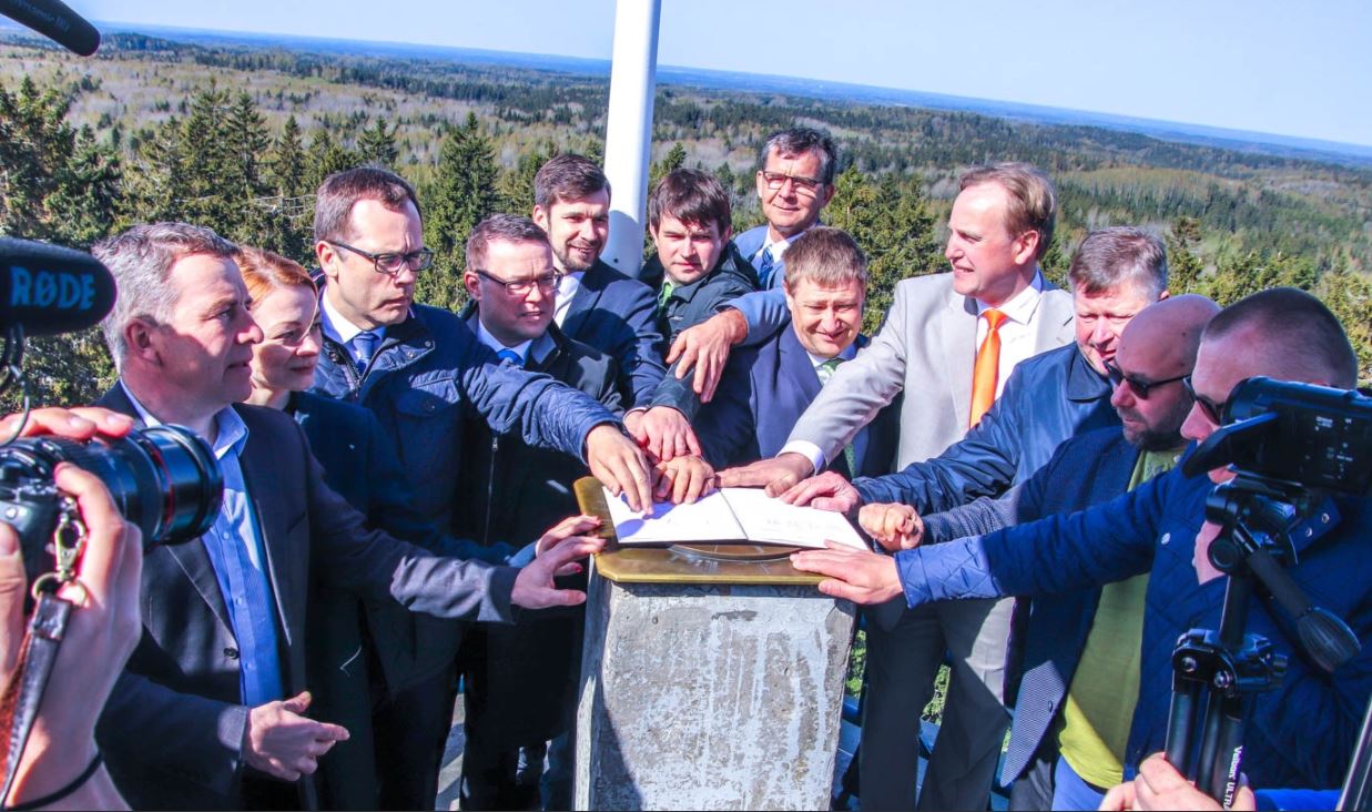 Pildil 29.04.2019 Lõuna-Eesti omavalitsuste esindajad allkirjastasid Suure Munamäe torni tipus hea tahte lepingu ning kinnitasid oma huvi pürgida ühiselt Euroopa kultuuripealinnaks.