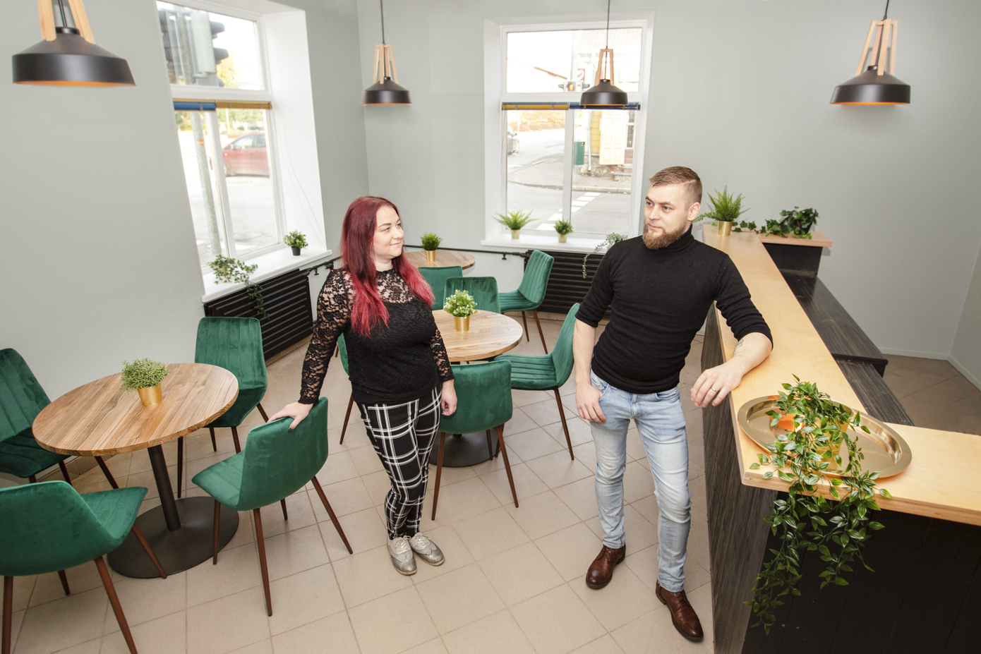 Kolm aastat Sulbi kohvikut pidanud Kristina ja Indrek Noorsalu avavad peagi Võru kesklinnas kohviku Karamell. Veel eile pärastlõunalgi käisid ruumides hoogsad ettevalmistused. Foto: AIGAR NAGEL