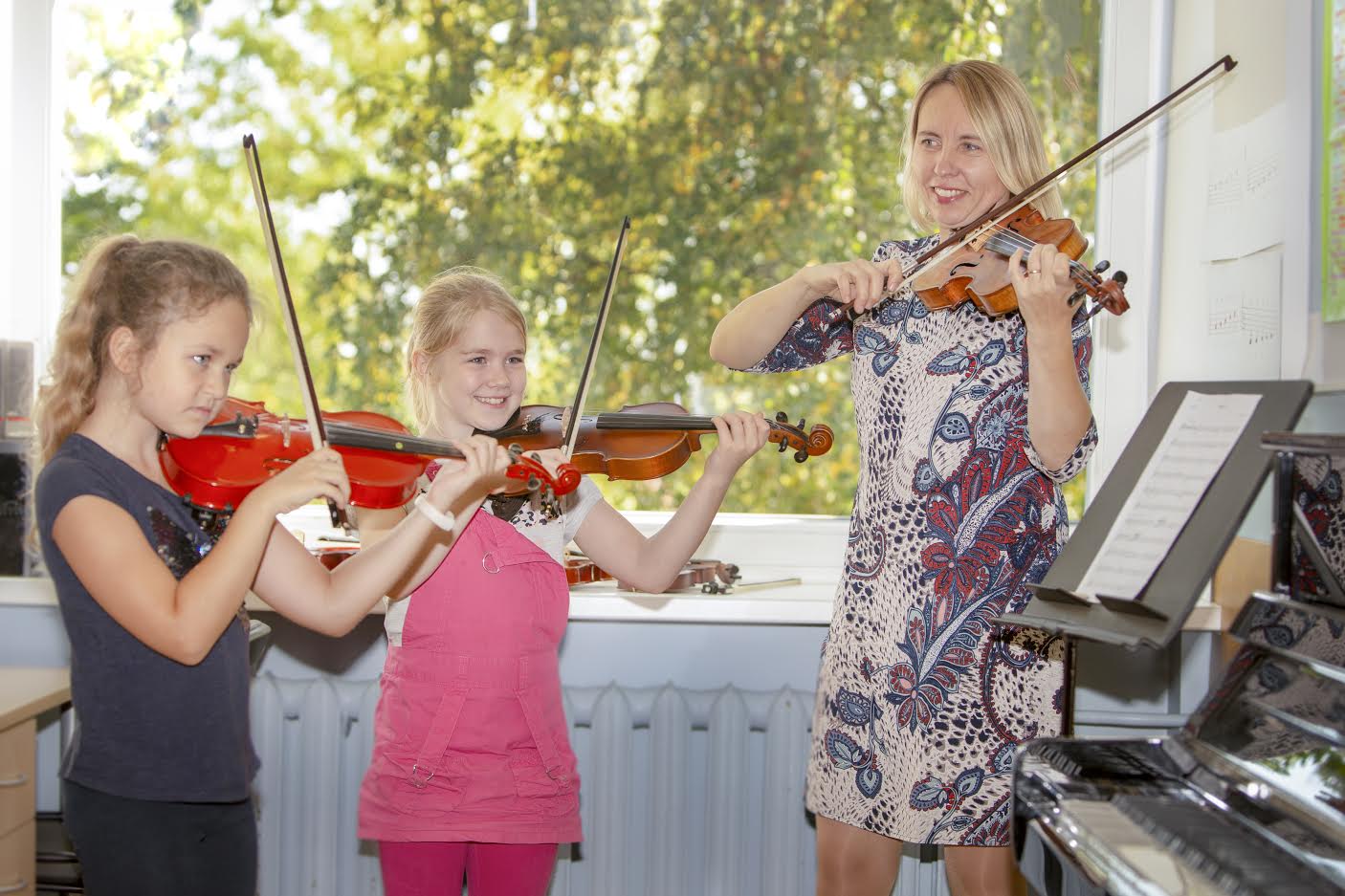 Võru muusikakooli viiuliõpetaja Marge Venkovi tunnis käivad end täiendamas Lee (vasakul) ja Helin. Foto: AIGAR NAGEL