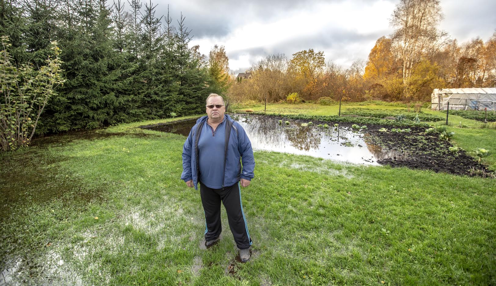 Võrumõisa piirkonna aiamaapidajat Pjotr Mihhailovit ja teisi ala elanikke nörritab krunte üle ujutav ja pikalt hooldamata Poti oja. Foto: AIGAR NAGEL