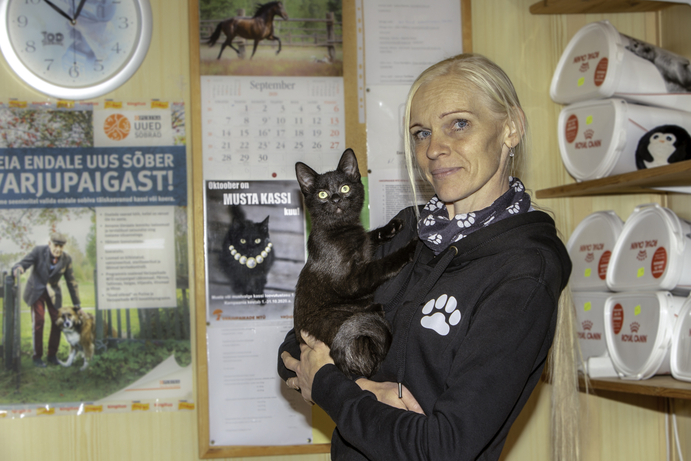 Võru varjupaiga juhataja Relika Rehemets koos neljakuuse Snipsiga, kes tänasest alanud musta kassi kuul otsib teiste hulgas endale armastavat kodu. Foto: AIGAR NAGEL