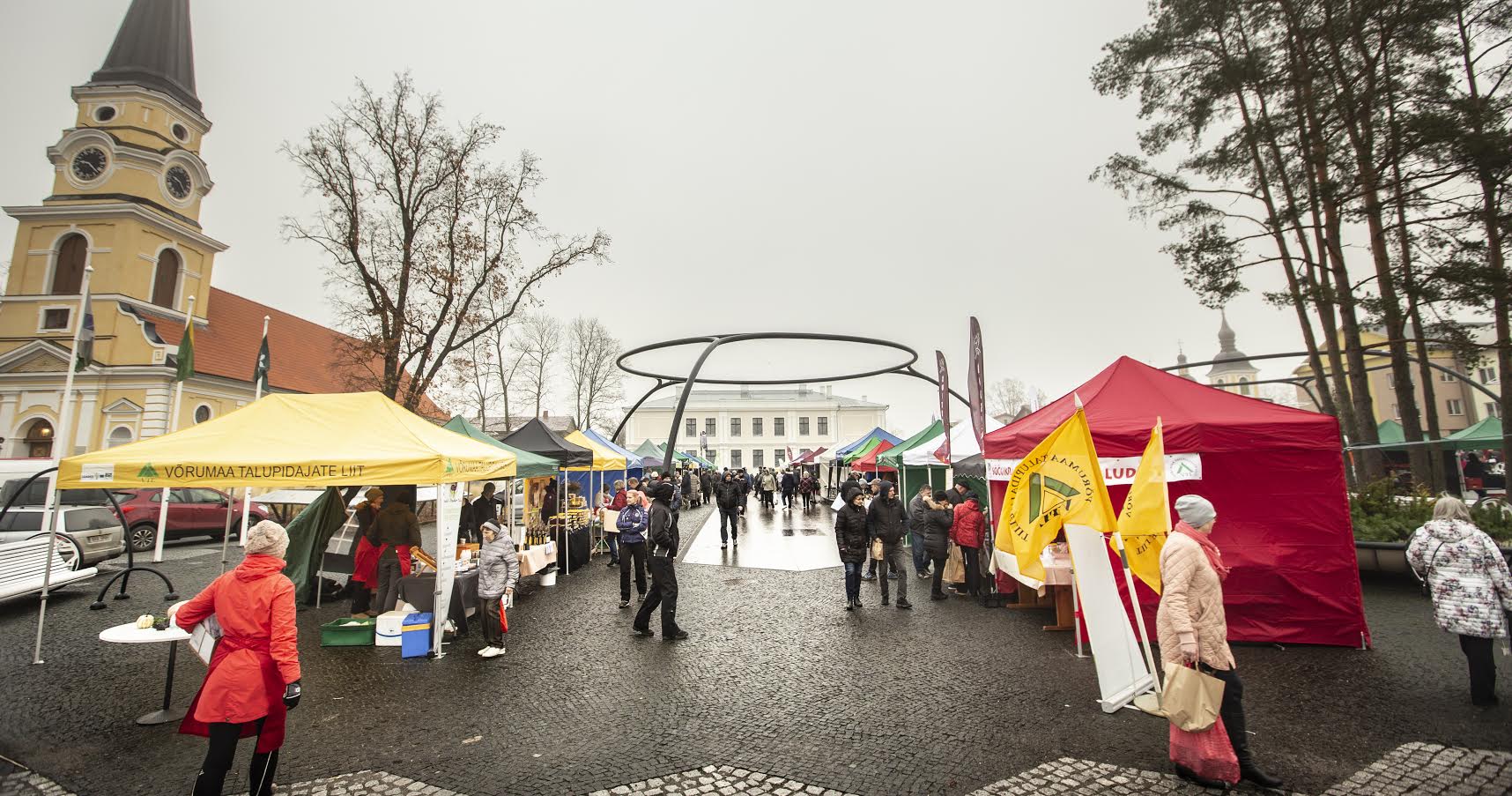 Keskväljakul peetud Uma Meki laat tõi kohale hulgaliselt külastajaid, aga ruumi jätkus kõigile rohkem kui varasematel aastatel spordikeskuses. Foto: AIGAR NAGEL