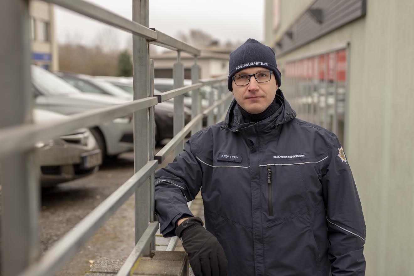 Keskkonnainspektsiooni Võrumaa büroo juhataja Ardi Lepp nendib, et vanaõliga kütvad remonditöökojad näitavad kütteseadmete monteerimisel ja peitmisel üles suurt meisterlikkust. Foto: AIGAR NAGEL