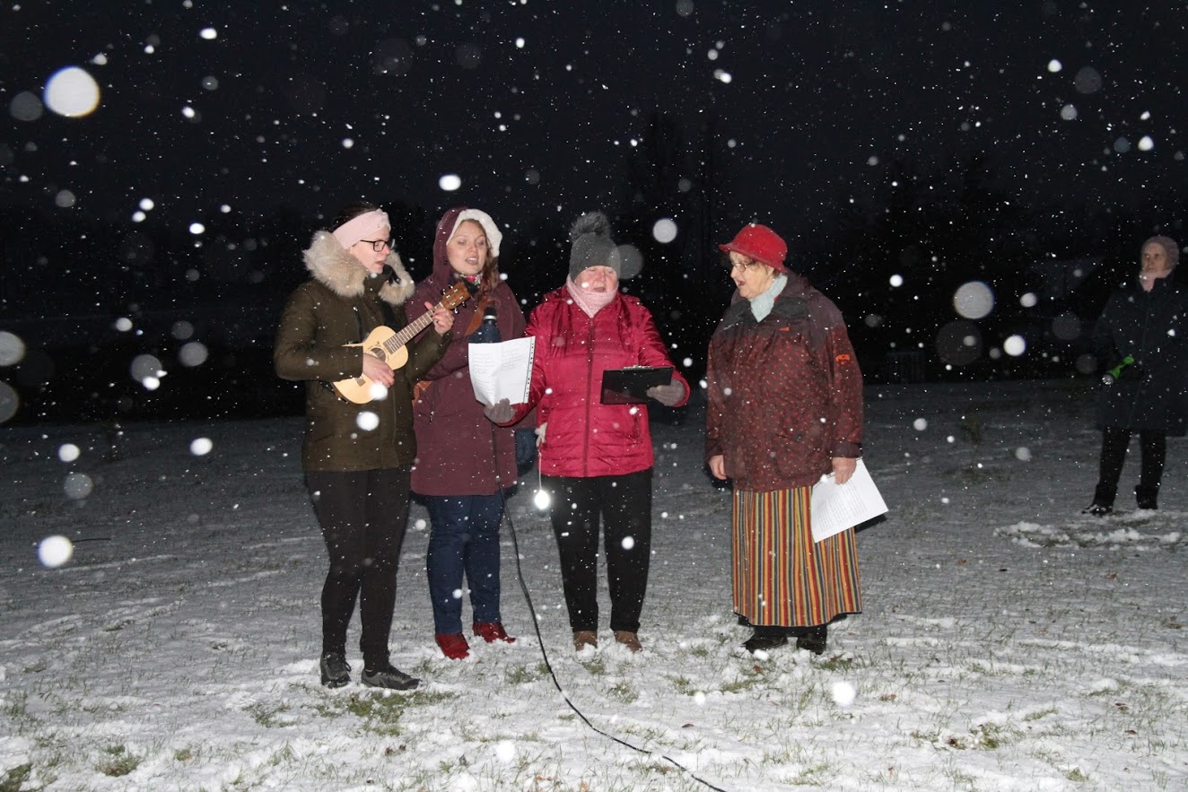 Eesti metodisti kiriku Viitka koguduse liikmete laulu saatel süüdati tuled Viitka küla jõulukuusel. FOTOD: Birgit Pettai