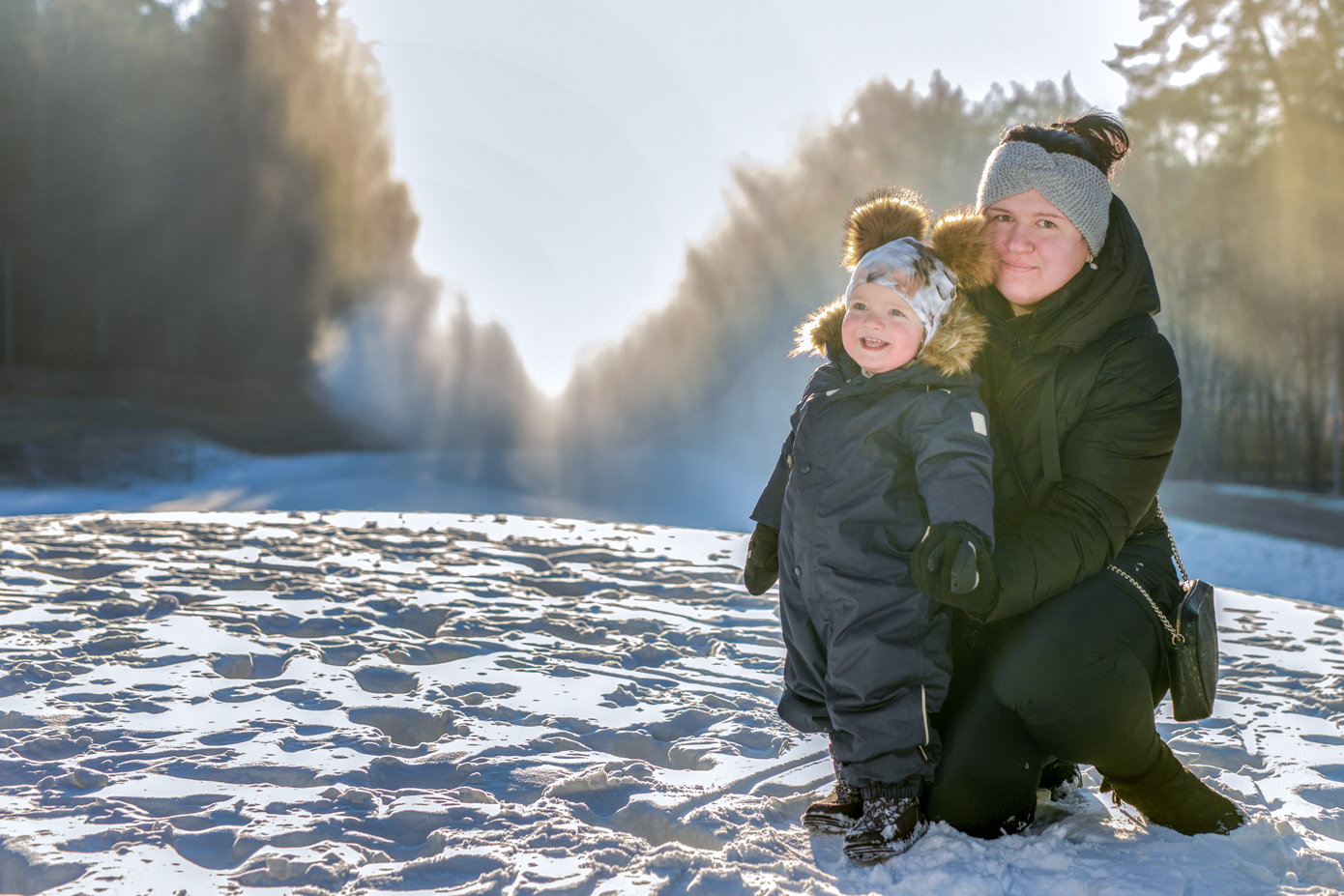 Kristin Kaur koos Lukasega eile lõuna ajal värsket lumevaipa uudistamas. Foto: AIGAR NAGEL