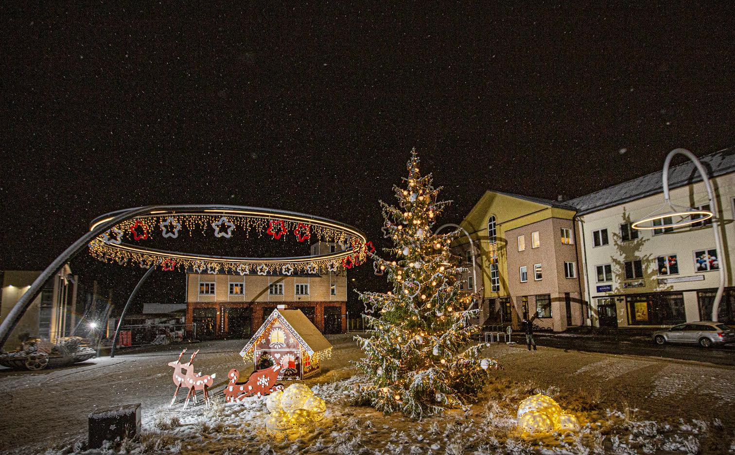 Suurim uuendus linna jõulutulede paigaldamises on möödunud aastal esimest korda valgusega ehitud keskväljak. Foto: AIGAR NAGEL