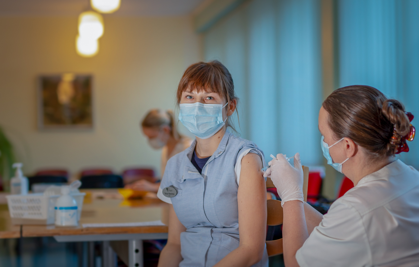 Erakorralise meditsiini õena töötav Terje Rammo oli täna esimene haigla töötajate seas, keda immuniseeriti SARS-CoV-2 vaktsiiniga. Foto: AIGAR NAGEL