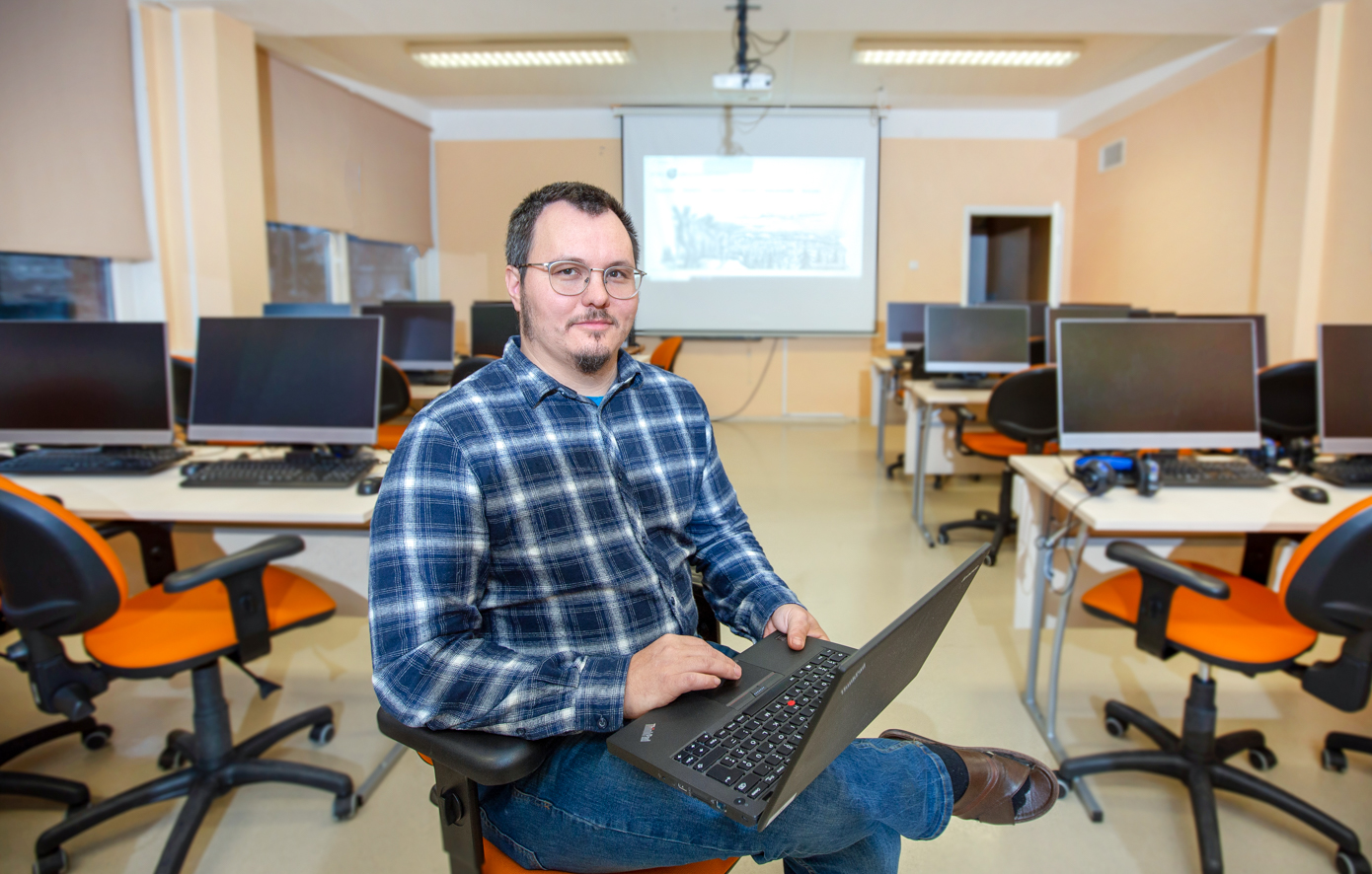 Võru Kreutzwaldi kooli infojuhil Urmas Otil on hea meel riigipoolse arvutiabi üle. Foto: AIGAR NAGEL