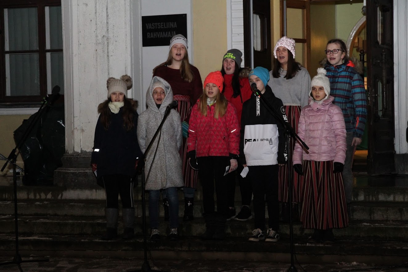 Vastseliina gümnaasiumi laululapsed avasid advendiaja alguse minikontserdi Vastseliina rahvamaja ees. FOTOD: Birgit Pettai
