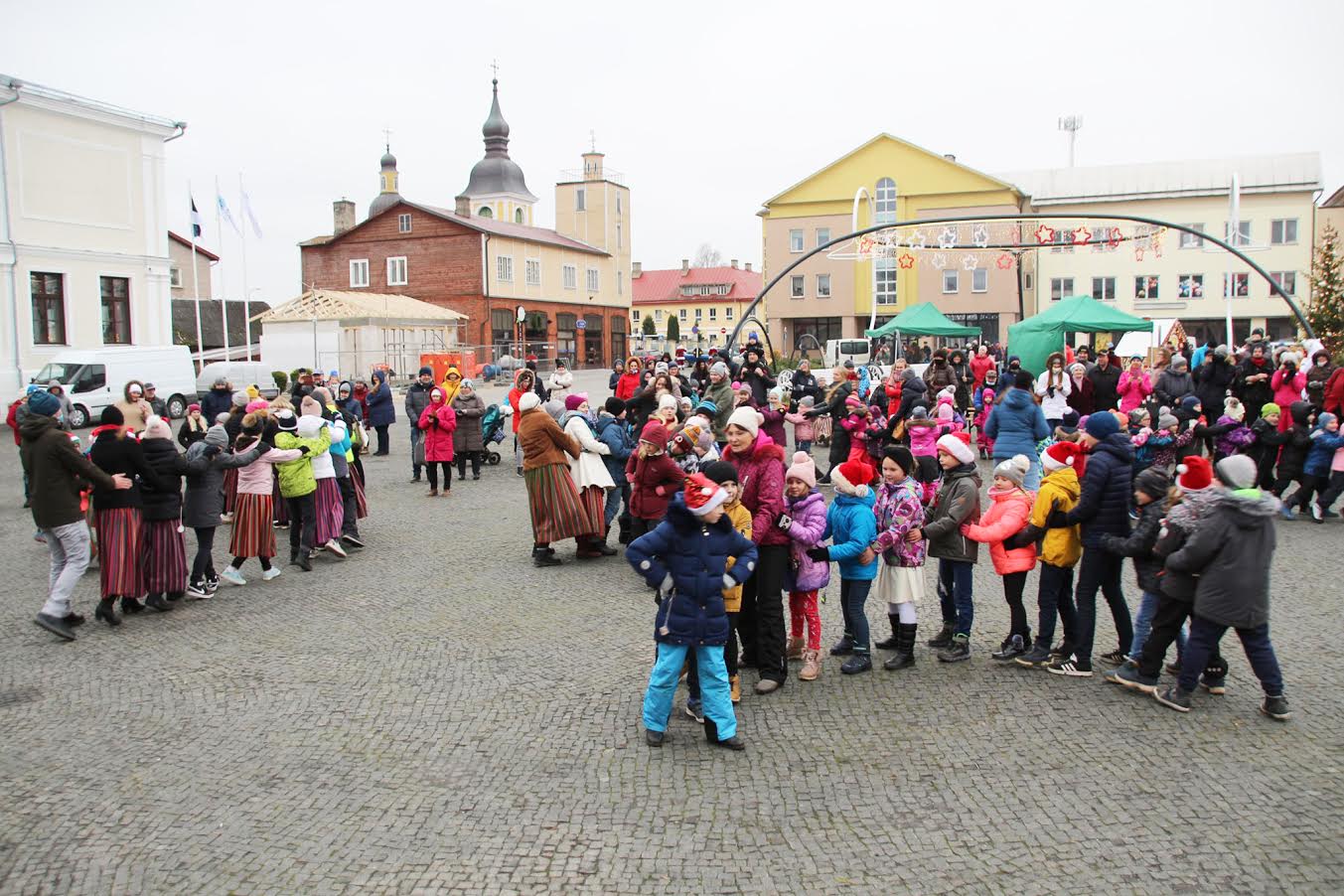 Talvefestivali laval peeti päeva jooksul tantsuõppetunde, millest kannustatuna tantsiti pärastlõunal üheskoos ja vabas õhus üks vahva tants. Foto: VÕRU LINN