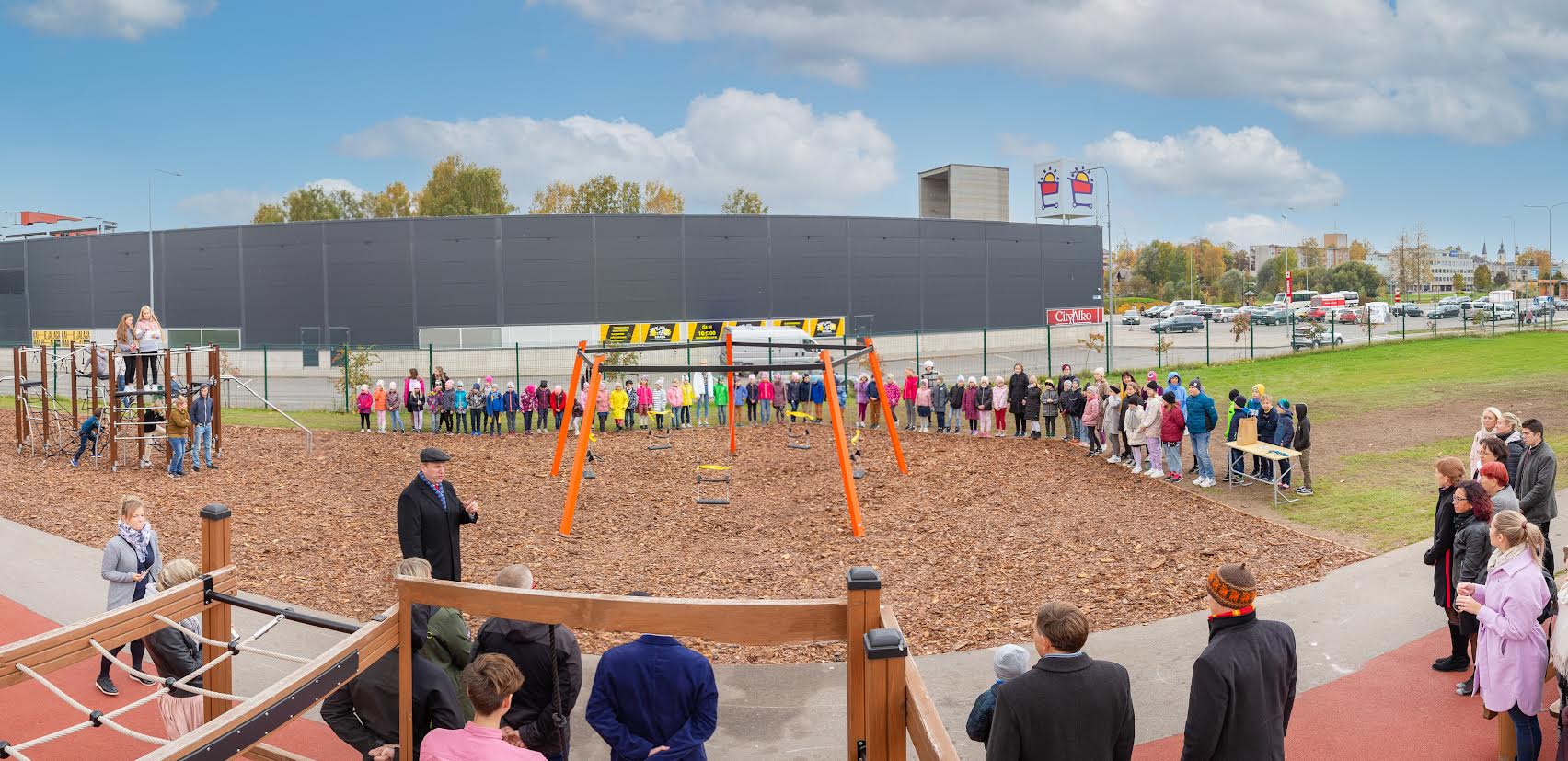 Teisipäeva ennelõunal avati pidulikult Võru linna esimese kaasava eelarve objekt, Kreutzwaldi kooli territooriumil asuv, kuid kogu linnarahvale kasutamiseks mõeldud laste mänguväljak. Foto: AIGAR NAGEL