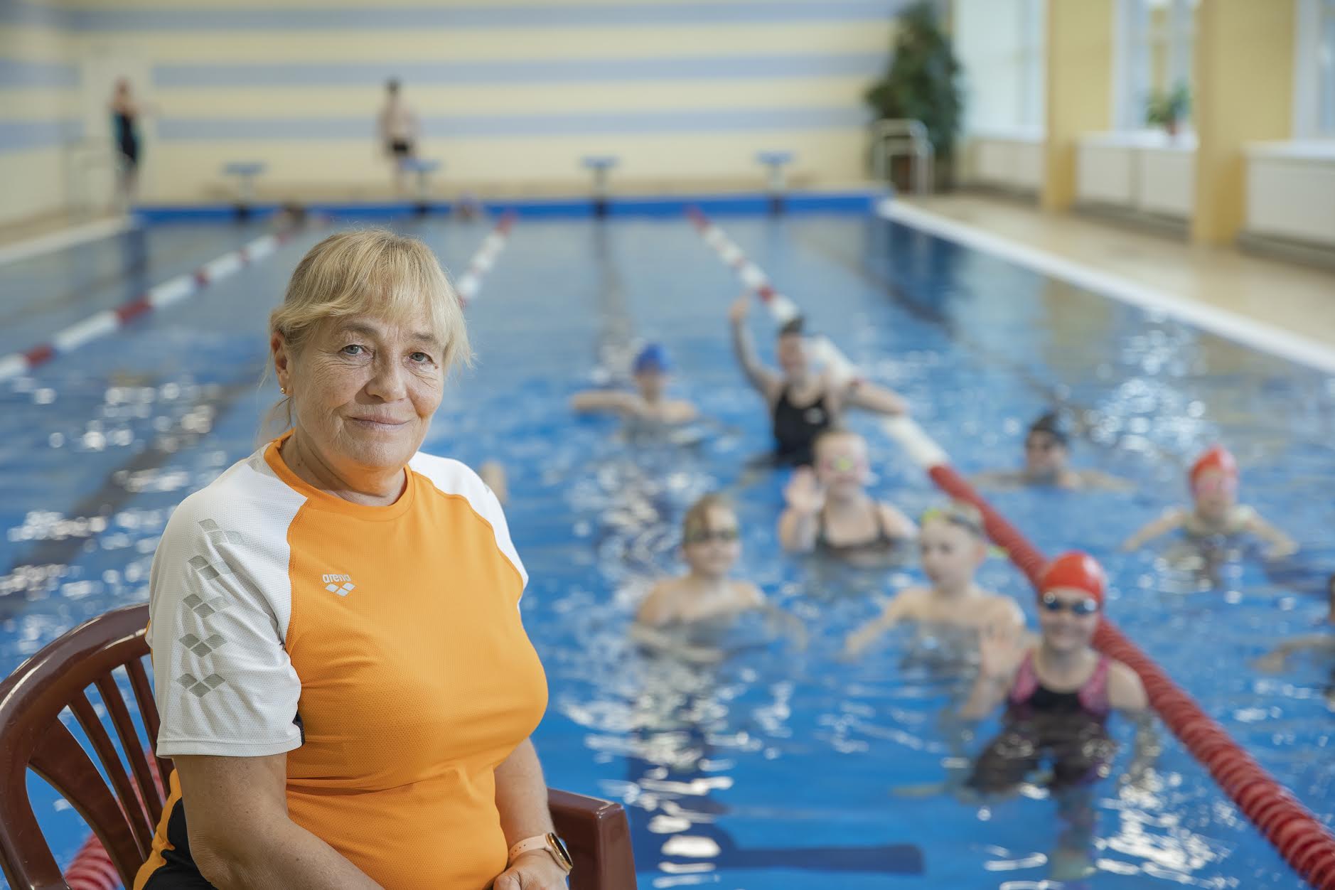 Ujumistreener Vilja Ruuda tähistas oktoobri avapäeval Väimela tervisekeskuses ametis oleku 40 aasta juubelit.  FOTO: Aigar Nagel
