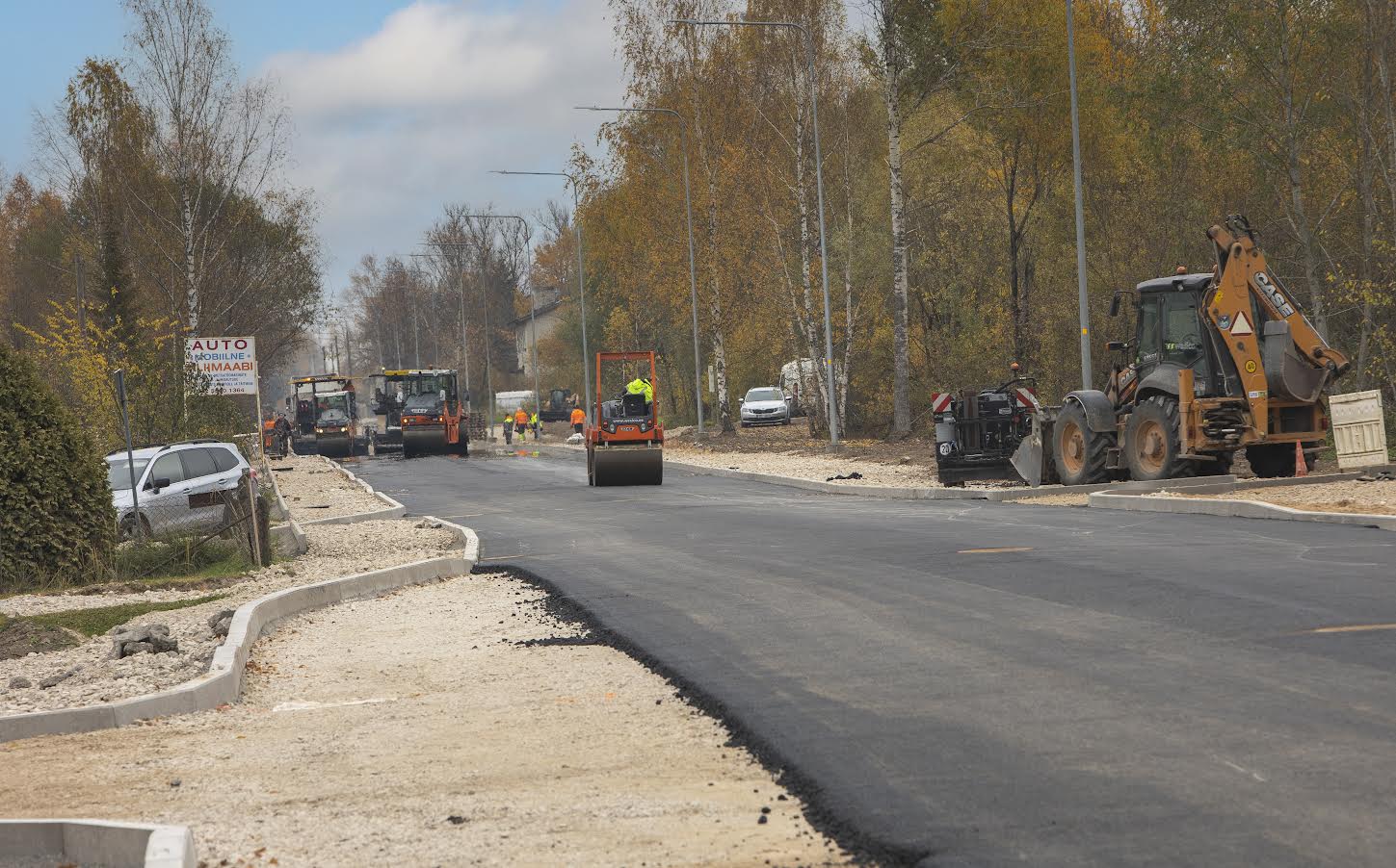 Kolmapäeval alustati asfalteerimistöödega Jaama tänava Kreutzwaldi tänava poolsest osast. Foto AIGAR NAGEL