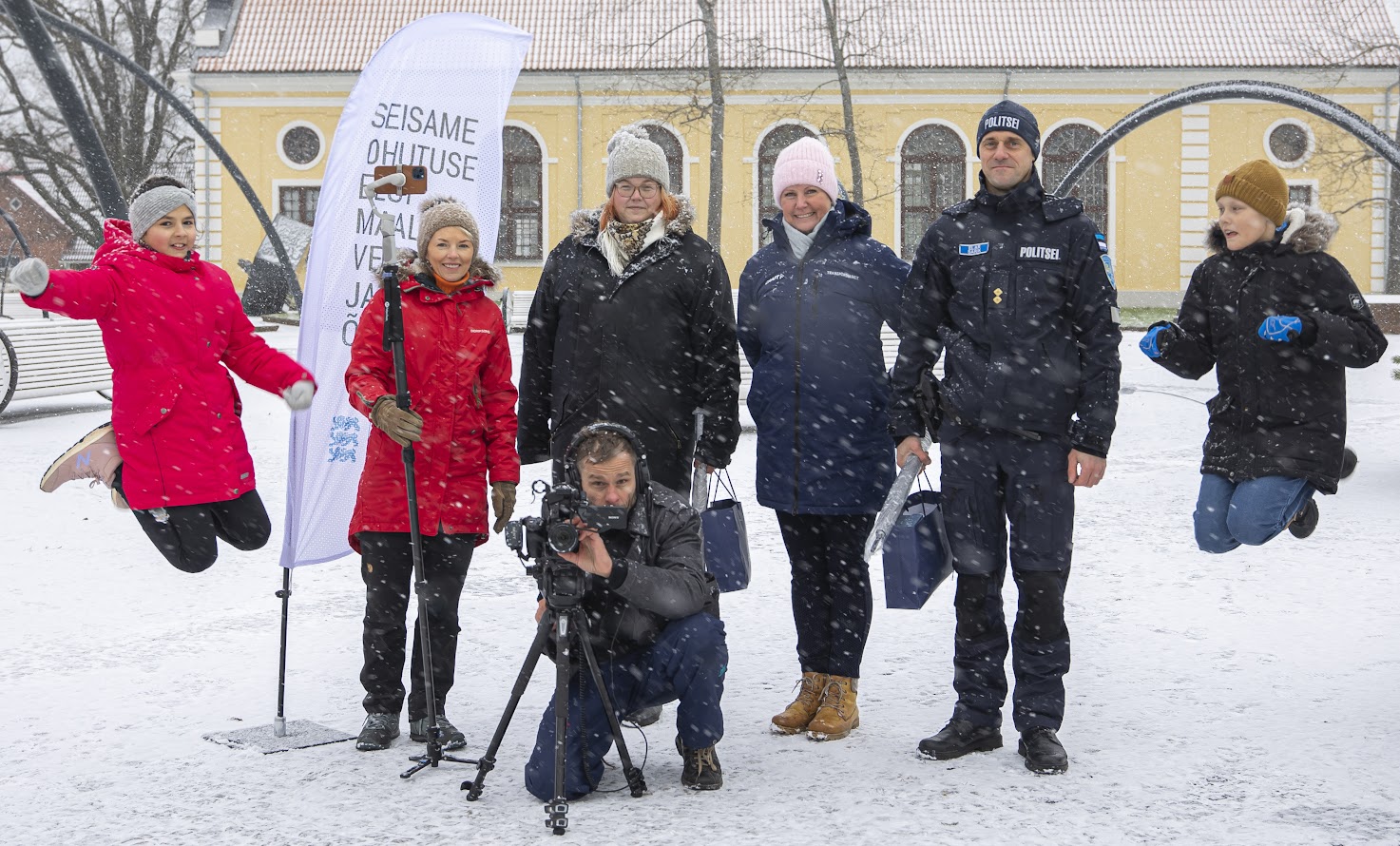 Kuna tänuüritus toimus tänavu taas veebis, siis filmiti videoklipid tunnustuse saajatega 23. novembril. Fotol Kesklinna kooli õpilased Helena Sepp ja Rasmus Palojärv, piirkonnapolitseinik Elar Sarik ning Kesklinna kooli huvijuht Anu Koop koos filmimeeskonnaga. Fotod: AIGAR NAGEL