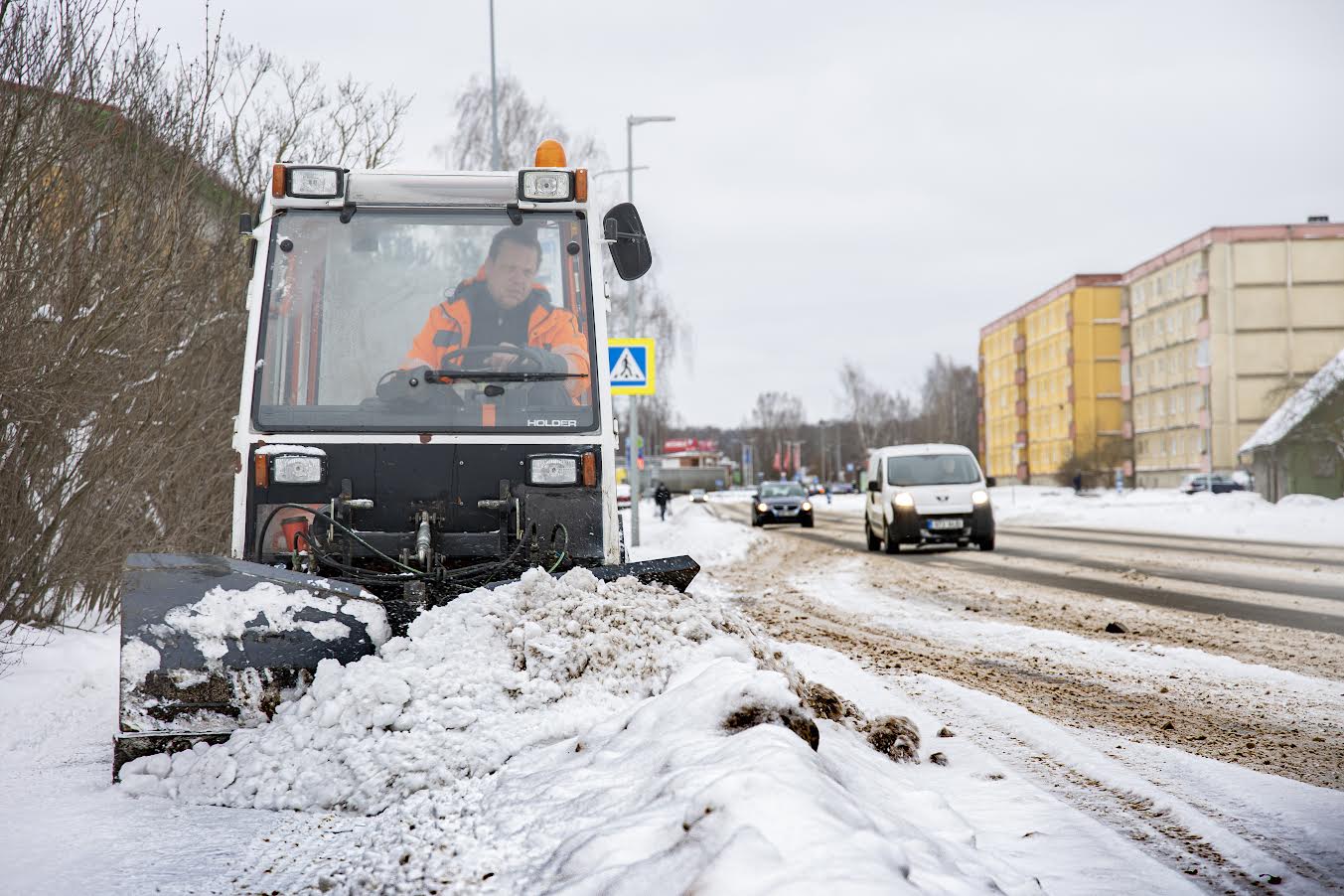 Võru linn tagab kõikidel avalikel kõnni- ja kergliiklusteedel lume- ja libedatõrje FOTOD: Aigar Nagel 