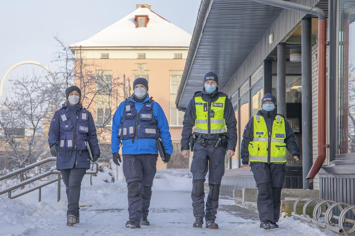 7. detsembril tegi terviseamet koostöös politsei- ja piirivalveametiga tavapärase kontrollreidi, mille käigus vaadati üle maski kandmine ning Covid-tõendite kontrollimine avalikes siseruumides ja toitlustusasutustes. Terviseameti Lõuna regionaalosakonna juhataja Tiia Luht (vasakult), terviseameti Lõuna regionaalosakonna menetlusgrupi juht Mats Hansen, piirkonnapolitseinik Hans Saarniit ja väärteomenetleja Ruth Mäesaar. Foto: AIGAR NAGEL