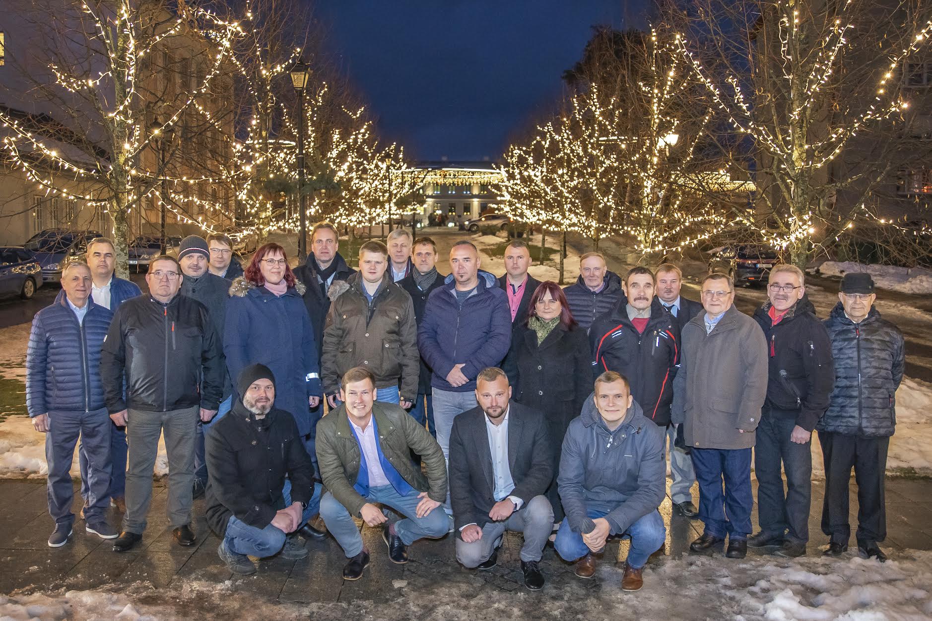 Neljapäeva õhtul tänuüritusel osalenud abipolitseinikud, Võru linna ning politsei- ja piirivalveameti esindajad. FOTO: Aigar Nagel