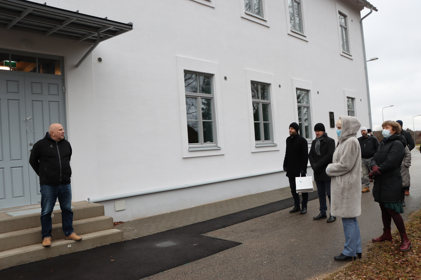 Pidulikul avamisel ütles üürimaja ees avasõnad Võru vallavolikogu esimees Georg Ruuda. FOTOD: Birgit Pettai