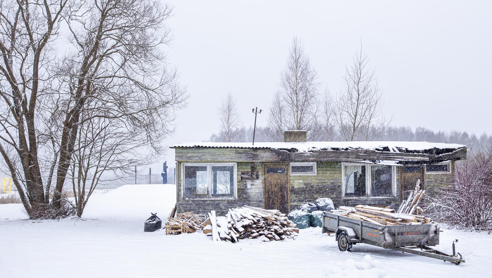 Lähedal elavate inimeste sõnul on hoone lammutustööd praegu kulgenud aegamööda ja rahulikus tempos. Foto: AIGAR NAGEL