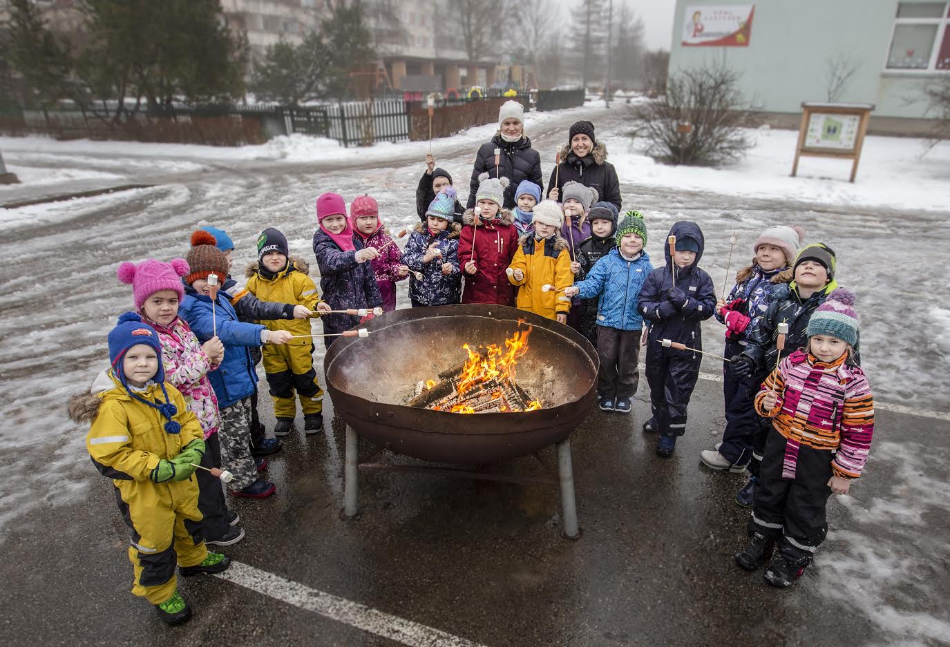 Lasteaia sünnipäevaperioodiks saadi Võru linnalt laenuks tulease, kuhu lõket teha ning kus saab soovi korral vahukomme ja viinereid küpsetada. Väljas käiakse nagu ikka rühmade kaupa eraldi. Eile ennelõunal said end lõkke ääres hästi tunda Kullerkupu rühma lapsed koos õpetajate Kristi Palmi (paremal) ja Svetlana Kašankinaga. Foto: AIGAR NAGEL