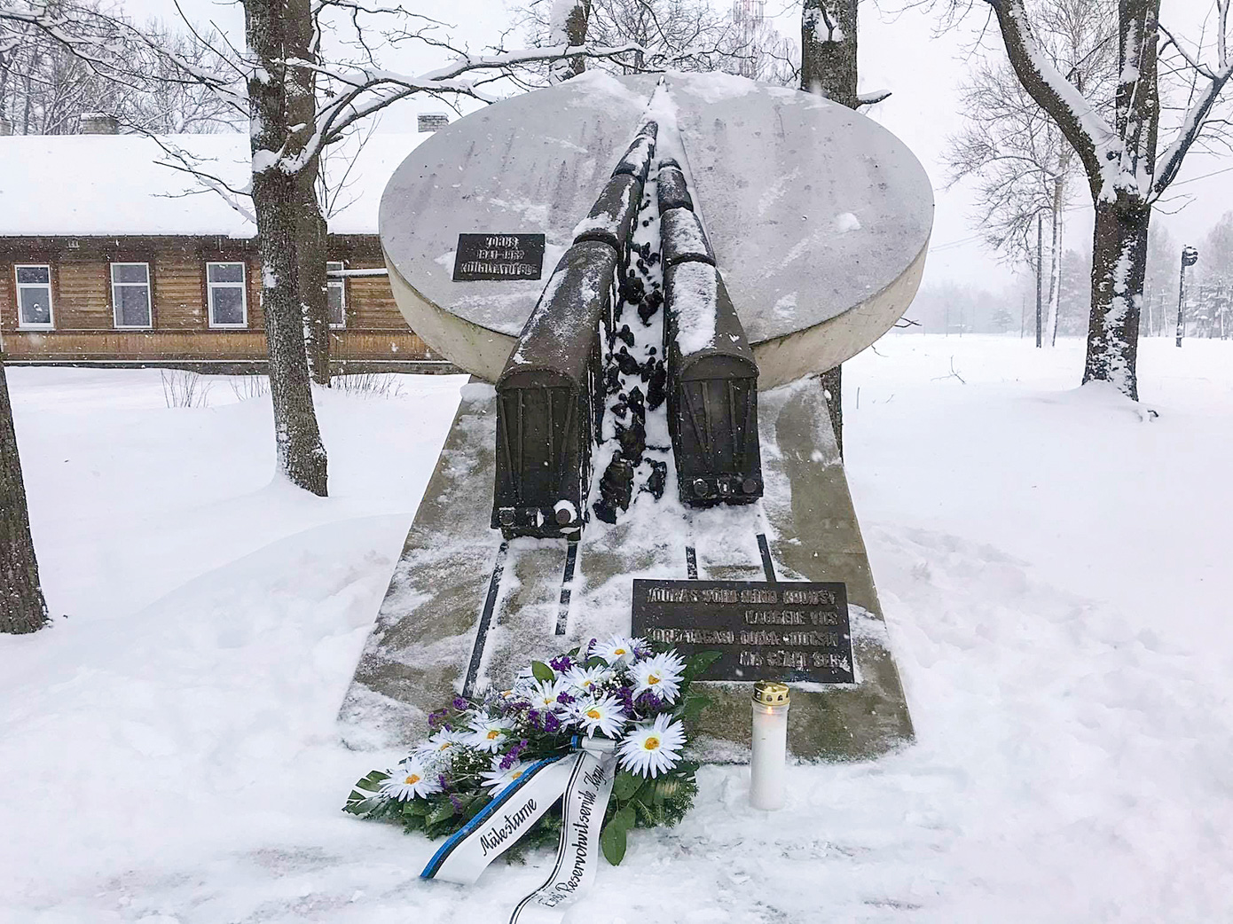 Möödunud laupäeval viidi pärjad küüditatute mälestusmärgi juurde Võru vanas raudteejaamas ja Vabadussõjas langenute mälestussamba juurde Võru kalmistul. Foto: ERAKOGU