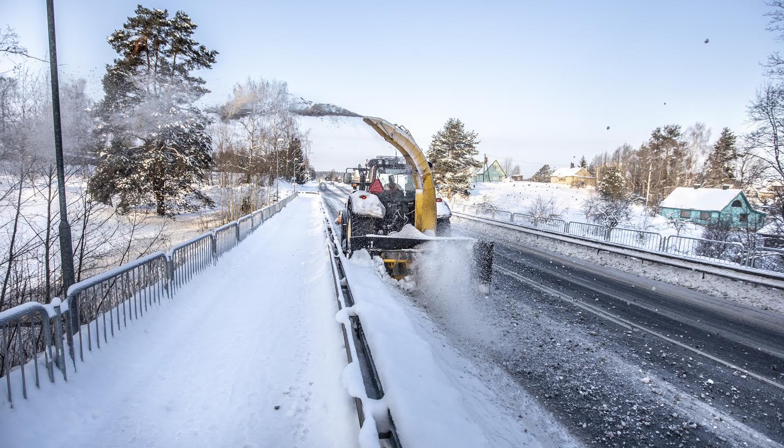 Võru linnast väljaspool on tarvis hoolitseda ka selle eest, et tänavapiirete ääred ohutult ja lõhkumata lumevabaks saaksid. Fotod: AIGAR NAGEL