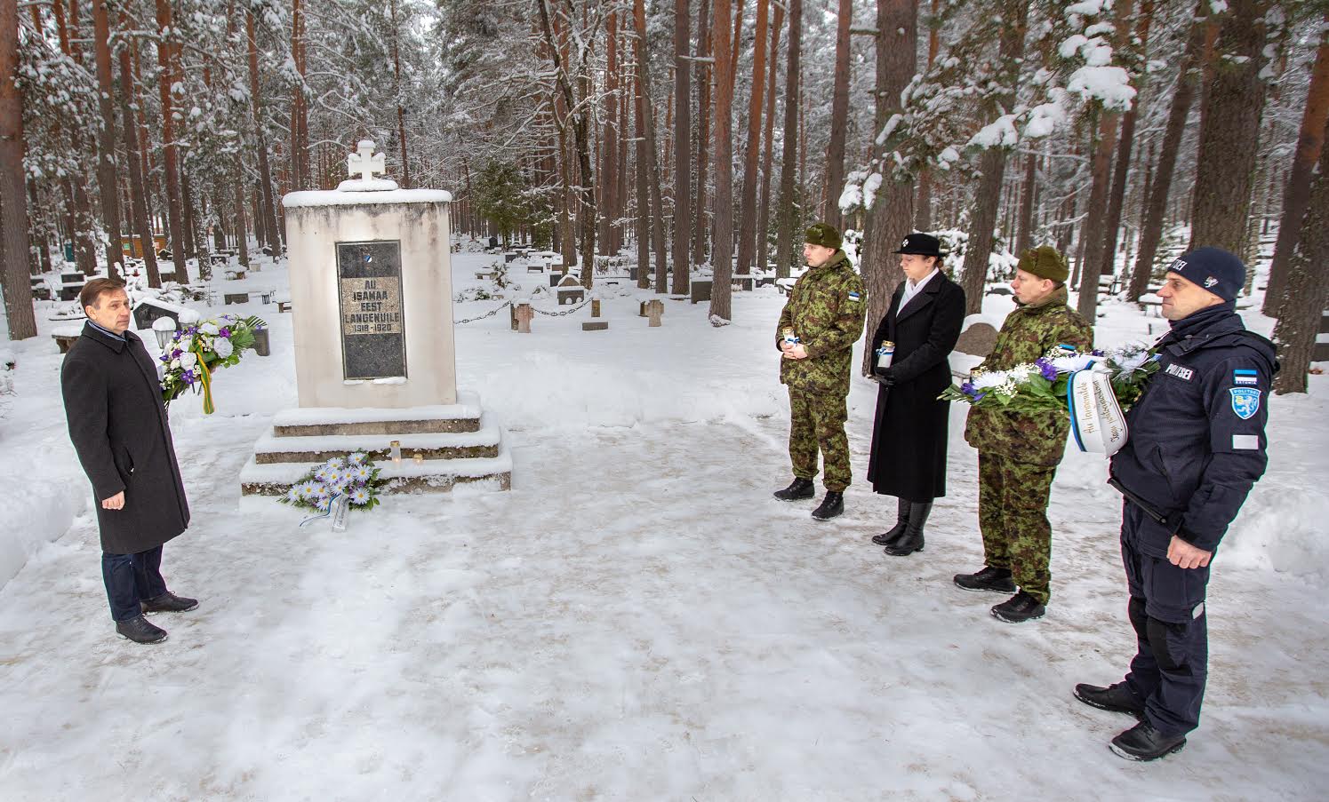 Kuigi rahulepingu sõlmimise aastapäeva alustati kell 7.20 Kubja järves taliujumist tehes, siis mõned minutid pärast kella kümmet asetasid abilinnapea Sixten Sild, piirkonnapolitseinik Elar Sarik ja Kaitseliidu Võrumaa maleva esindajad Vabadussõja mälestussamba juurde traditsiooniliselt pärjad. Foto: AIGAR NAGEL