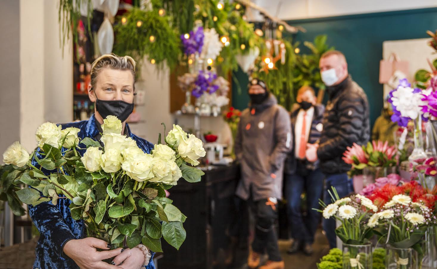 OÜ Lilleoaas tegevjuht Janika Külaviir eile lõuna ajal Võru Leeri Lillesalongis. Foto AIGAR NAGEL