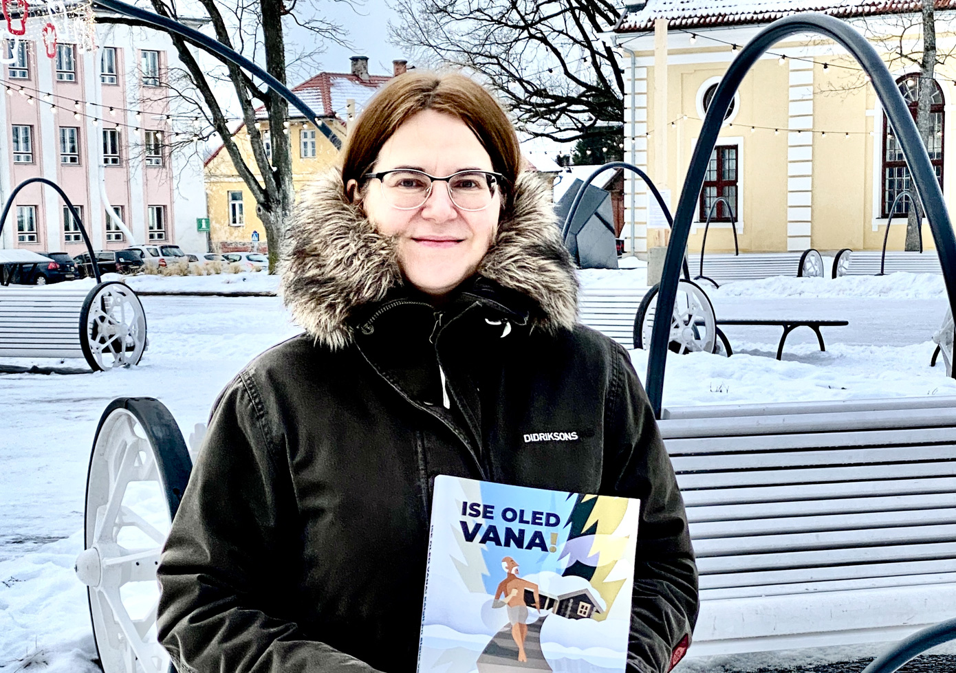Liisa Pakosta Võru keskväljakul oma peatoimetatud raamatuga, mida pakume nüüd ka oma headele tellijaile. Fotod: ERAKOGU