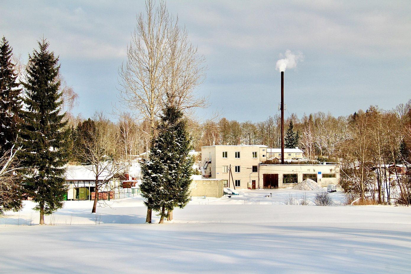 Vaade kaugelt Rõuge kaugtöökeskusele Catlamaja (keskel), vasakul on näha jäätmejaam. Foto: KALEV ANNOM