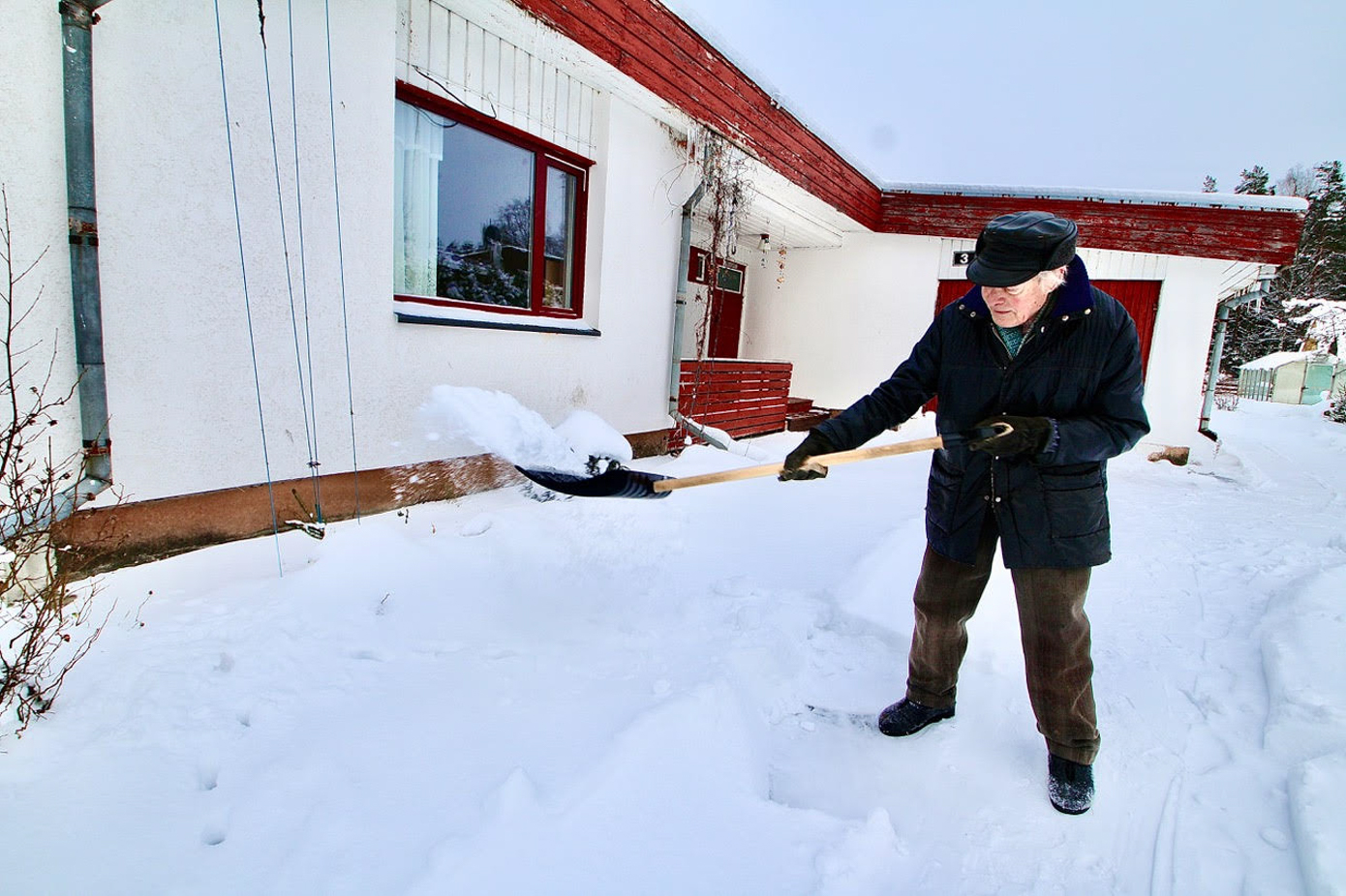 Stepan Müürsepp viskab oma 18 000 rubla eest ostetud maja ees lund. Siin elab Stepan alates 1976. aastast. FOTOD: Kalev Annom
